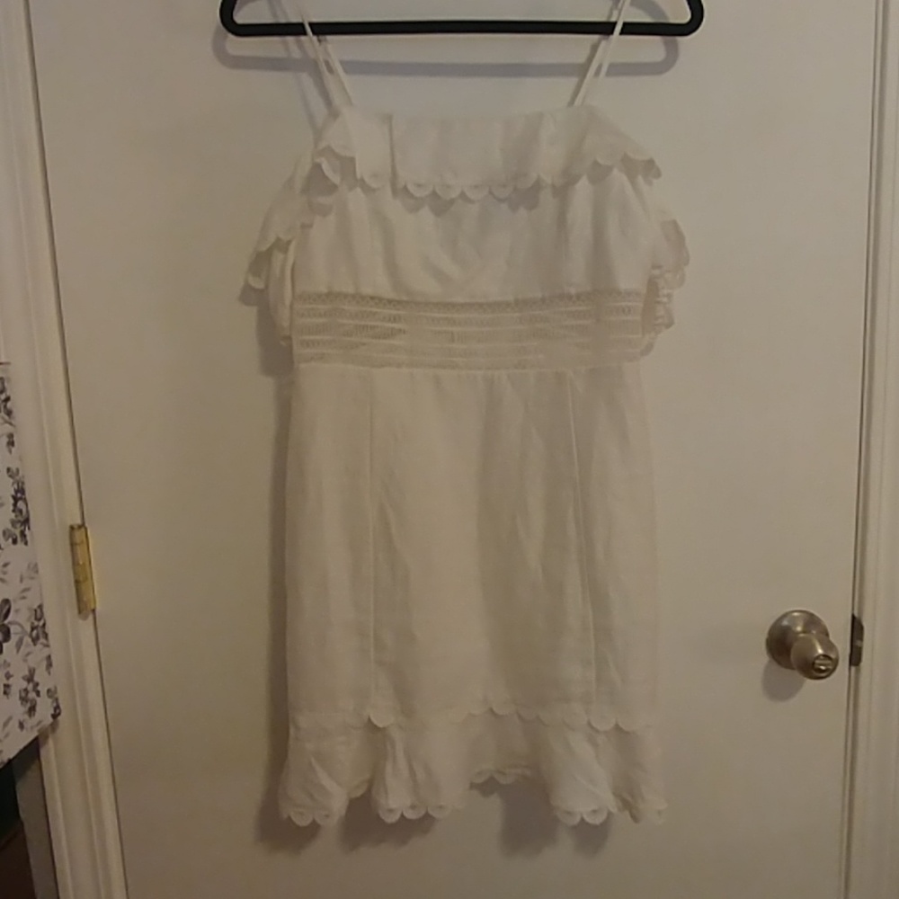 White shoulder sleeve dress